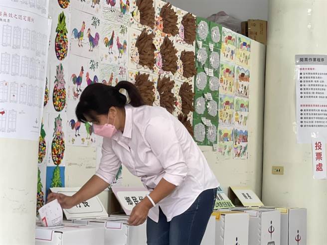 蔡培慧到頭社老人會館投票，認為天氣很好，有助提高投票率。（楊靜茹攝）