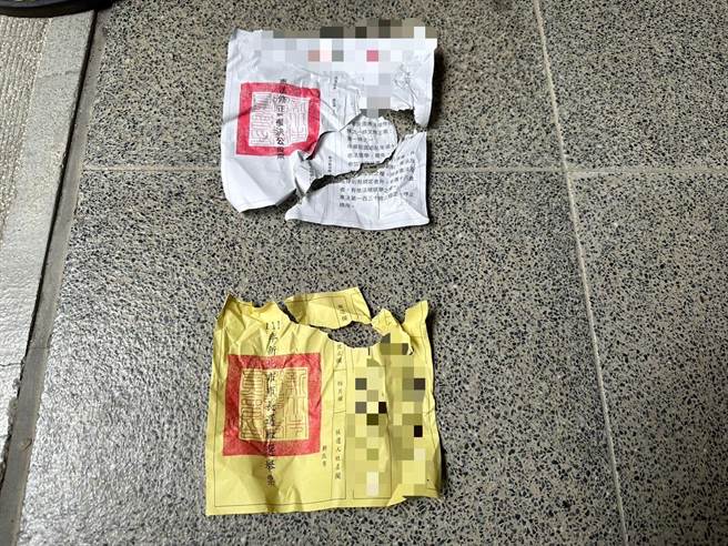 新北市今早10时25分传出第一起撕毁选票案，一名45岁男子突然将盖完章的选票撕个粉碎。（警方提供／李奇叡新北传真）