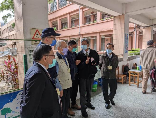 基隆市副市長林永發（圖右2）率選務人員巡視全市各區投開票所。（張志康攝）