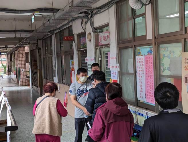 26日上午投票秩序相當好，但也有傳出零星狀況。（張志康攝）