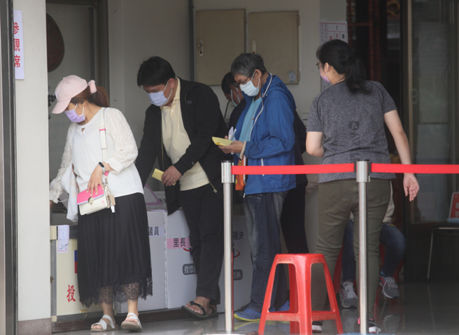 九合一选举26日上午8时开始投票，今日上午温度微凉但天气良好，未到8时，就有民眾陆续前往排队投票。（张铠乙摄）