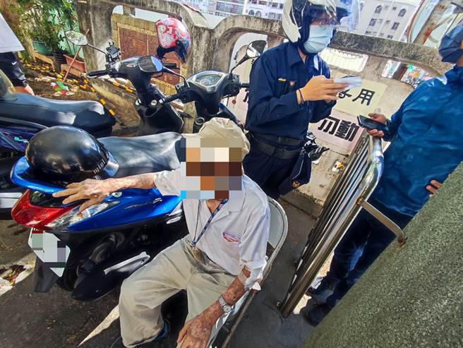 高雄林翁爬楼梯不慎跌倒，造成左手肘擦挫伤，经包扎后无大碍。（翻摄照片／崔正纲高雄传真）