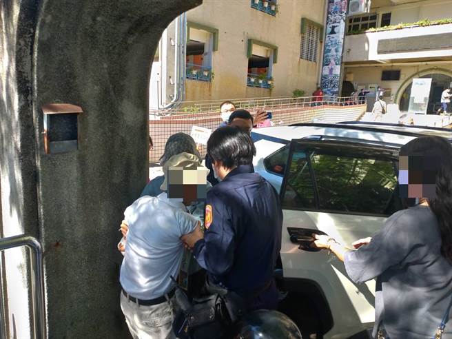 后续在场员警通知林翁家属，并在旁协助搀扶林翁返家。（翻摄照片／崔正纲高雄传真）