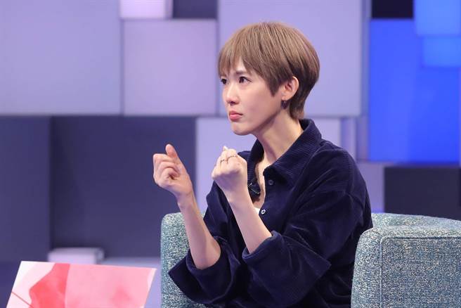 孙可芳想到男友刘冠廷曾经做的白目事情，忍不住双手握拳。（公视提供）