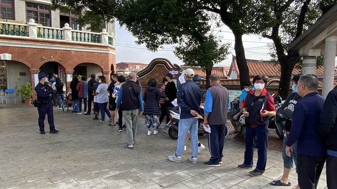 选举投票日，金门地区天气晴朗一扫连日阴霾，很多民眾起个大早扶老携幼排队投票。(于家麒摄)