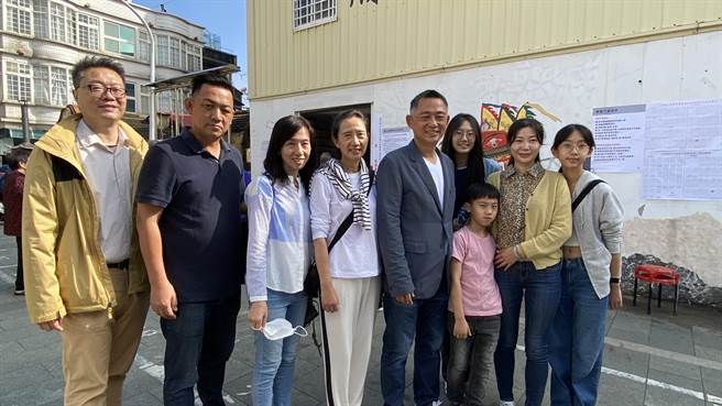 寻求连任的金门县长候选人杨镇浯，今早接近10点时携家带眷一起散步前往东门代天府投开票所投票。(于家麒摄)