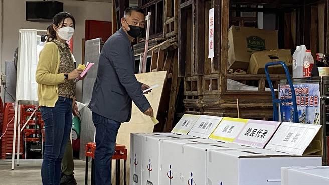 杨镇浯夫妇携手投票，也鼓励乡亲趁着好天气走出门投下神圣的一票。(于家麒摄)