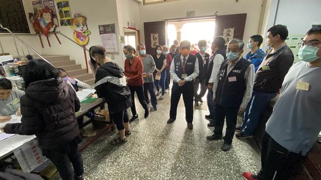 金门县选举委员会主委李增财(右3)一早巡视辖区内各重点投开票所，慰劳工作人员的辛劳。(于家麒摄)