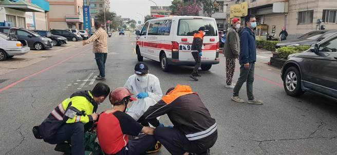 有民眾赶着出门投票，不慎于途中发生车祸意外，所幸只是轻微擦挫伤并无大碍。(图／民眾提供)