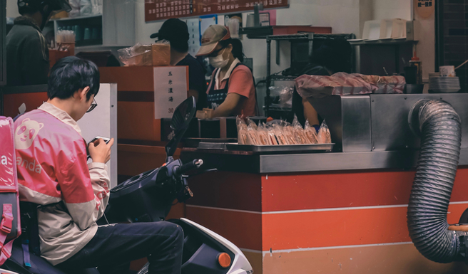 早餐店买果酱三明治，拆开来超寒酸。（示意图／shutterstock）