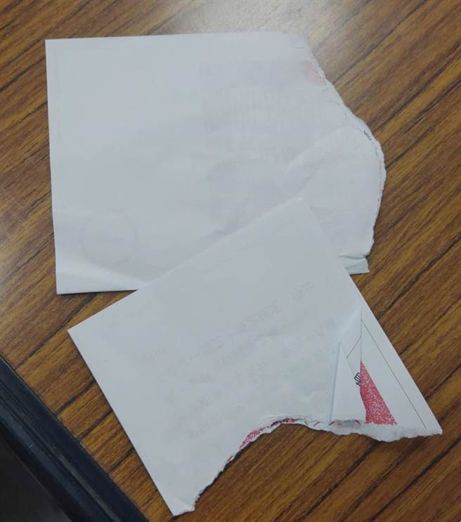 中和一名78岁邱姓女子表明「不愿意投公投票」，直接将选票撕毁。（中和警分局提供／李奇叡新北传真）