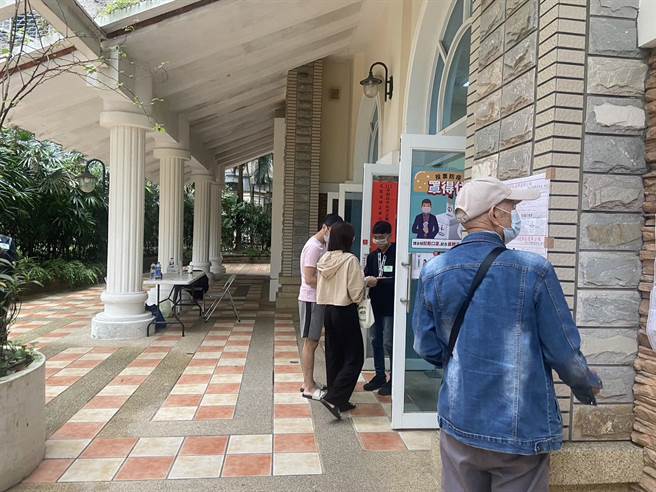 新店区汤泉社区投开票所今天早上9时18分，一名63岁陈姓男子将公投选票撕毁。（新店警分局提供／李奇叡新北传真）