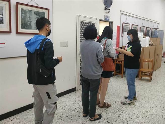 九合一选举26日开始投票，上午于大里及雾峰两区各发生1起民眾携带手机进入投票所的违规事件；图非当事投票所 。（潘虹恩摄）