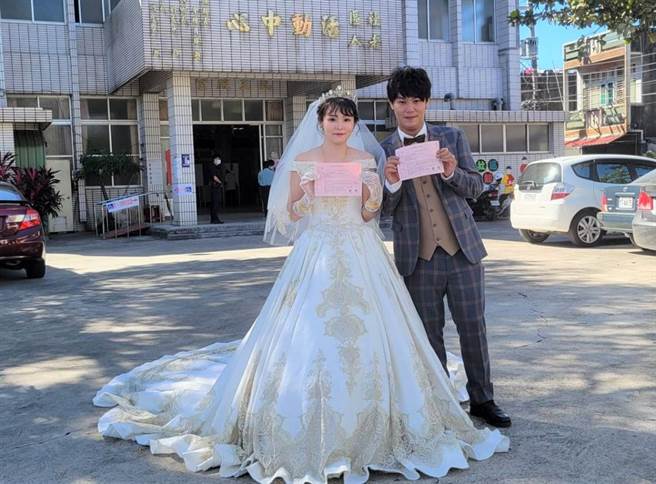 同为30岁的男子刘培诚26日带着新娘侯思伊穿着礼服到湖内区刘家里的投开票所投票，吸引眾人的目光。（民眾提供／林瑞益高雄传真）