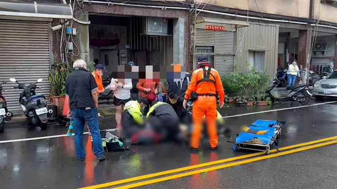 救護人員現場急救。（民眾提供）