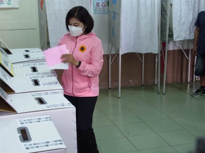 国民党云林县长候选人张丽善回土库老家投票，表示有看农民历选吉时投票，诵经礼佛待佳音。（张朝欣摄）
