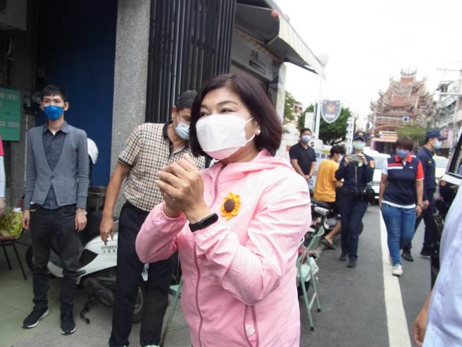 国民党云林县长候选人张丽善回土库老家投票，表示有看农民历选吉时投票，诵经礼佛待佳音。（张朝欣摄）