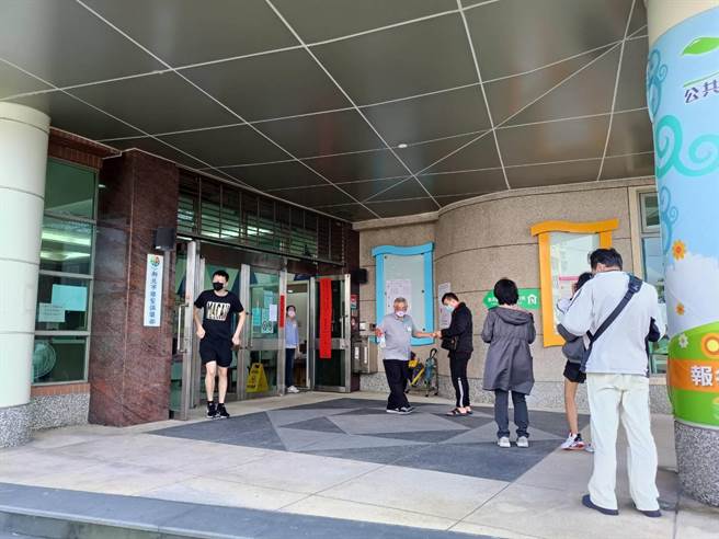 新北淡水有選民前往投票時，發現「新北市議員選舉票某候選人圈選欄」疑遭圈選痕跡，但他已經領票進投票所遮屏，因此無法更換新的選票，這名選民一氣之下向淡水警方提告違反選罷法。(黃敬文翻攝)