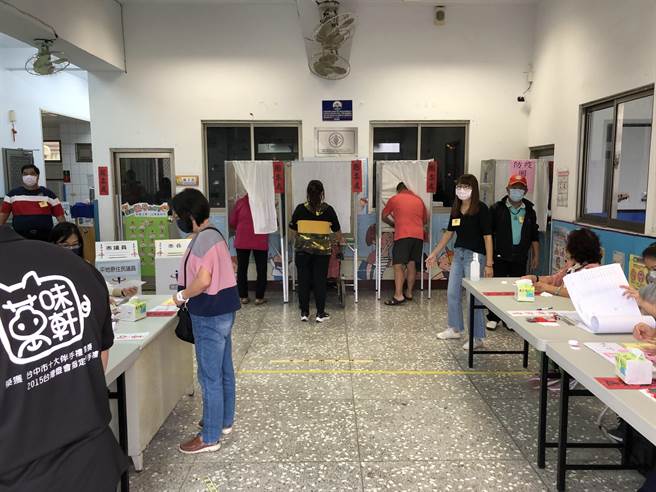 2022年地方公职人员选举及宪法修正案公民复决第1案，26日进行投票。（陈世宗摄）