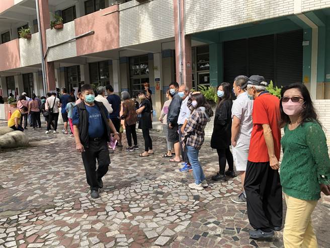 清水区武鹿里长选战竞争激烈，民眾大排长龙等候投票。（陈世宗摄）