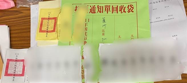 新北市芦洲有名74岁的丁姓老妇人今早投票时，误以为要将圈选人撕下投入票匦完成投票，事后恐遭裁罚5万元。(黄敬文翻摄)