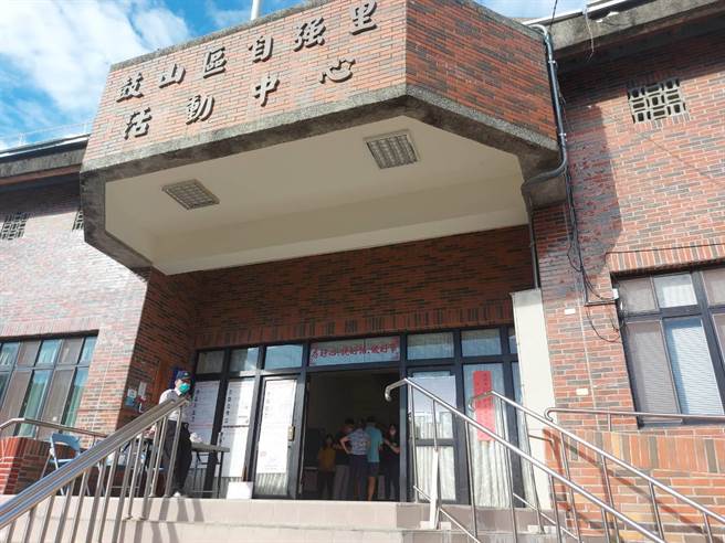 53岁徐姓妇人疑似不满某里长候选人，投票盖章时气到直接把里长选票撕毁。选务人员发现立刻报警，徐妇当场被警方带回法办。（高市鼓山分局提供／袁庭尧高雄传真）