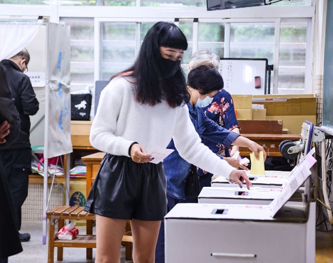 九合一選舉26日舉行投票，許多民眾前往投票所，為心中屬意市長、議員、里長的人選，投下神聖一票。（羅永銘攝）