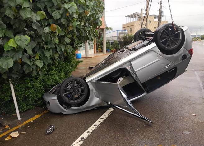 桃园一名男子酒后驾车自撞安全岛，导致车辆翻覆四轮朝天。（翻摄画面／蔡明亘桃园传真）