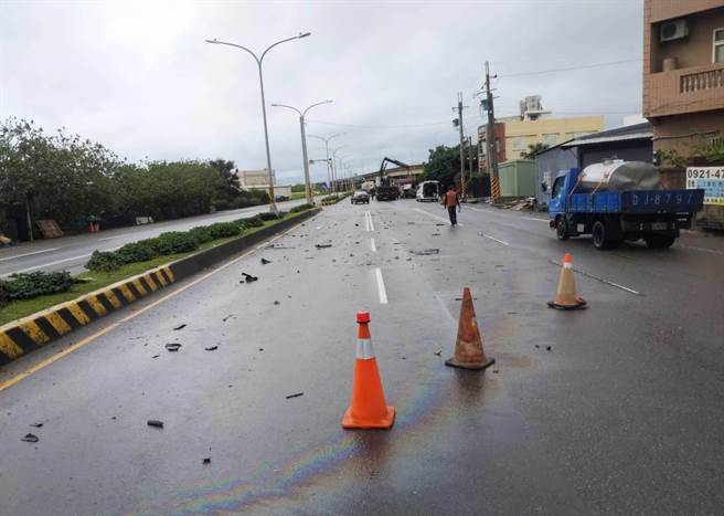 车辆零件散落满地。（翻摄画面／蔡明亘桃园传真）