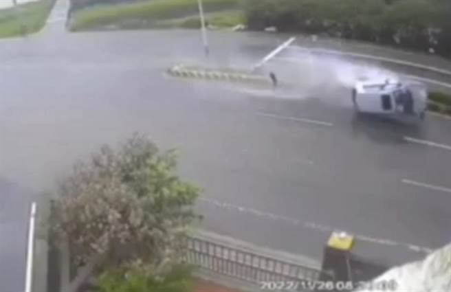 车辆自撞安全岛翻覆。（翻摄画面／蔡明亘桃园传真）