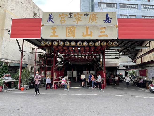 嘉义市第76投开票所发生选民撕毁里长选票。（读者提供／廖素慧嘉市传真）