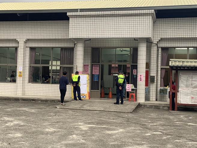 台東縣海端選民疑因看不懂撕毀公投選票。（台東縣警察局關山分局提供／蔡旻妤台東報導）