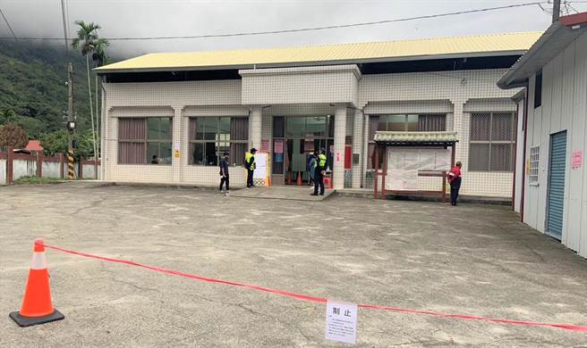 台東縣海端選民疑因看不懂撕毀公投選票。（台東縣警察局關山分局提供／蔡旻妤台東報導）