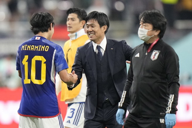 森保一（右2）战术奏效，首战逆转击败德国。（美联社）
