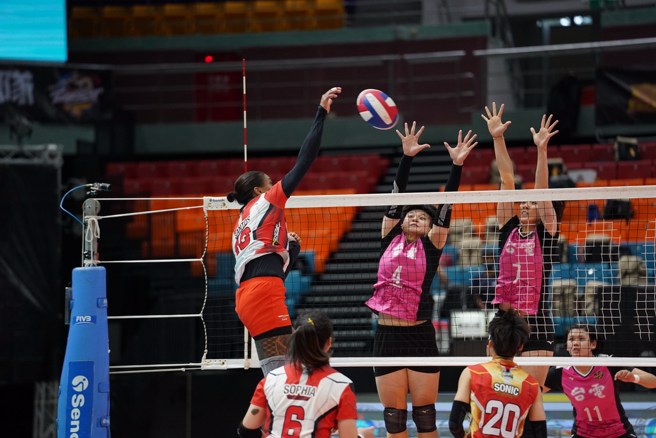 極速超跑Santos(左)強力扣殺得分。(中華排協提供)