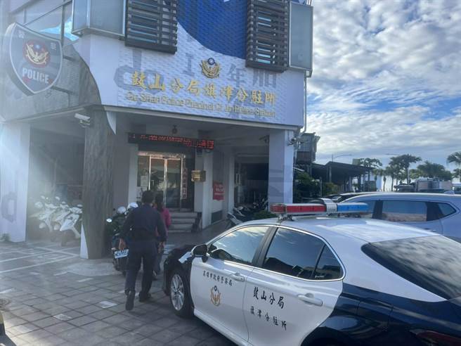 59岁蔡姓妇人因公投票盖错章，向选务人员要求换一张新的选票遭拒，竟当场将选票撕毁，员警带回侦办。（高市鼓山分局提供／袁庭尧高雄传真）