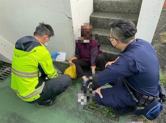 老妇人投完票后跌倒，头部撞击出血，员警协助就医。（警方提供）