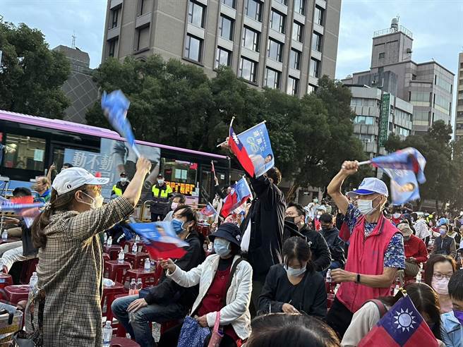支持者開心跳「旗子舞」。（楊亞璇攝）