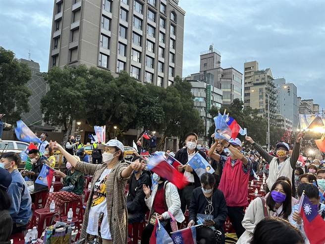 支持者開心跳「旗子舞」。（楊亞璇攝）