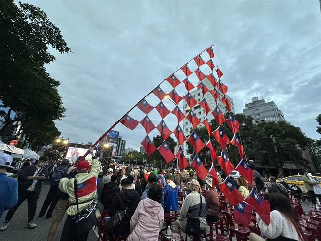超大面旗海飛舞。（楊亞璇攝）