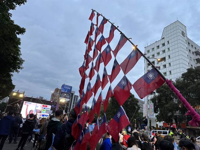 超大面旗海飛舞。（楊亞璇攝）