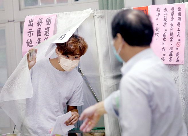 九合一选举今日投票，年轻选民也投下神圣一票。（范扬光摄）