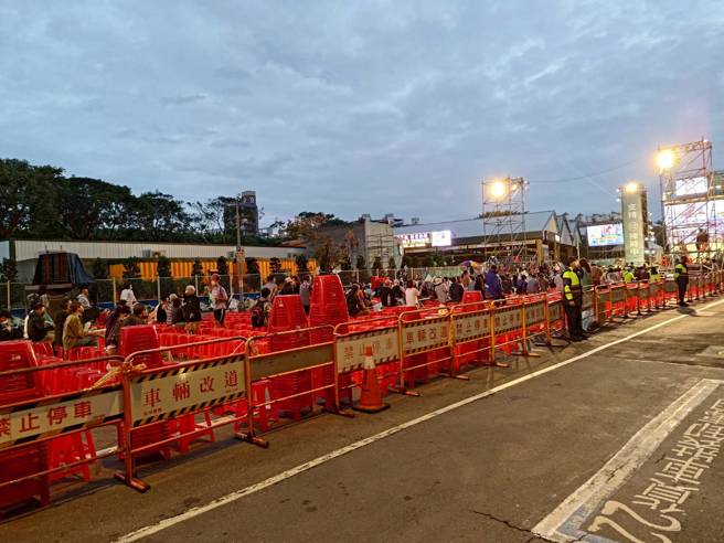 民進黨台北市長候選人陳時中競選總部舉行開票活動，票數差距反映在現場人氣。（邱新博攝）