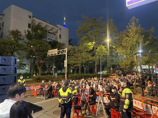 無黨籍台北市長候選人黃珊珊今晚在光復南路競選總部前舉辦開票之夜活動，500張座椅已經坐滿。（陳薏云攝）