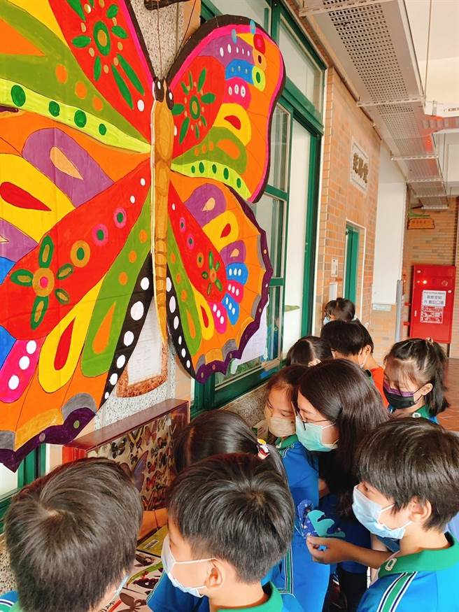 树义国小「第二届策展活动」登场，学生在教室走廊精心布置展览，偌大蝴蝶很吸睛。（树义国小提供／张妍溱台中传真）