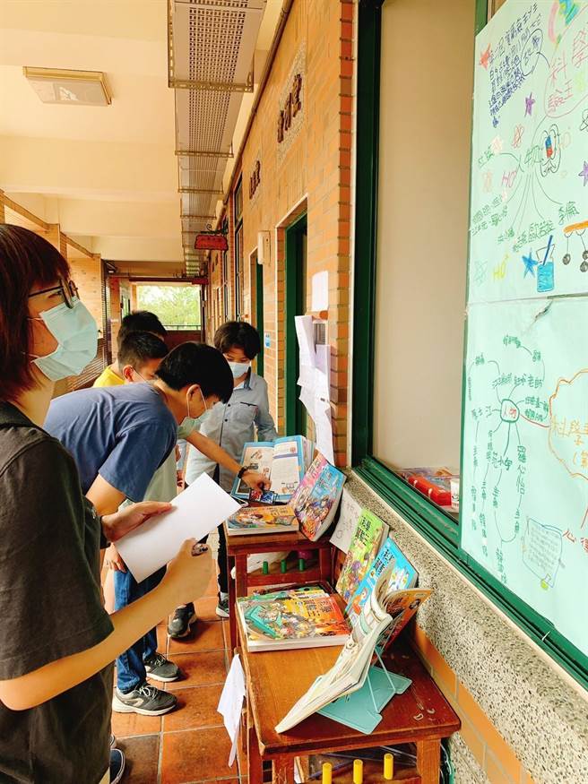 树义国小「第二届策展活动」登场，学生推销自己喜欢的书给大家，展览在教室外走廊。（树义国小提供／张妍溱台中传真）