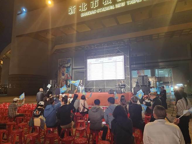 目前侯友宜在板桥第一体育场前的场地已慢慢聚集支持者到场力挺，虽然今(26)日晚间偏凉，但现场支持者的热情丝毫未减。(黄敬文摄)