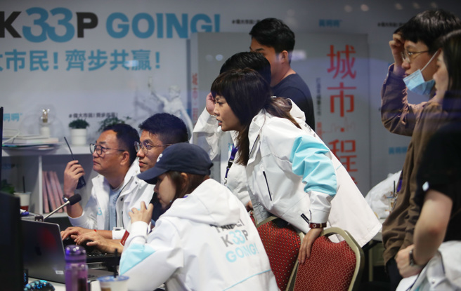 九合一大選開票，晚間在無黨籍台北市長候選人黃珊珊競選總部內部，競選志工神情凝重地緊盯著落後的票數。（季志翔攝）