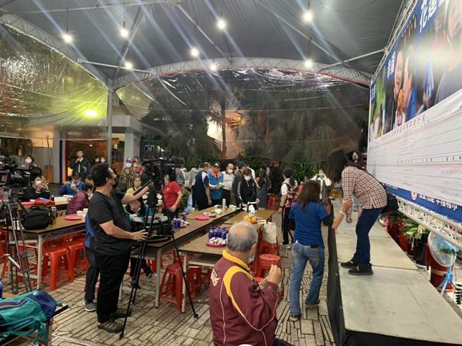 徐榛蔚支持者欢喜票数持续领先。（王志伟摄）