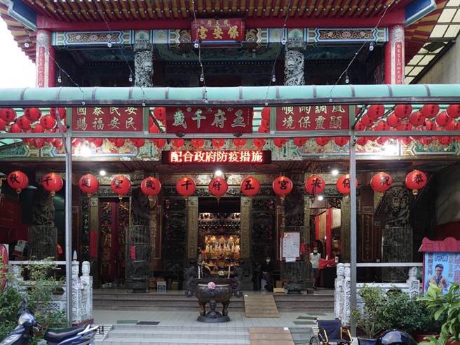 设于台中北区保安宫（编号1177）投开票所，下午近4时发生监察员捡取空白公投票径自盖章投入票箱违规情事。（民眾提供／冯惠宜台中传真）